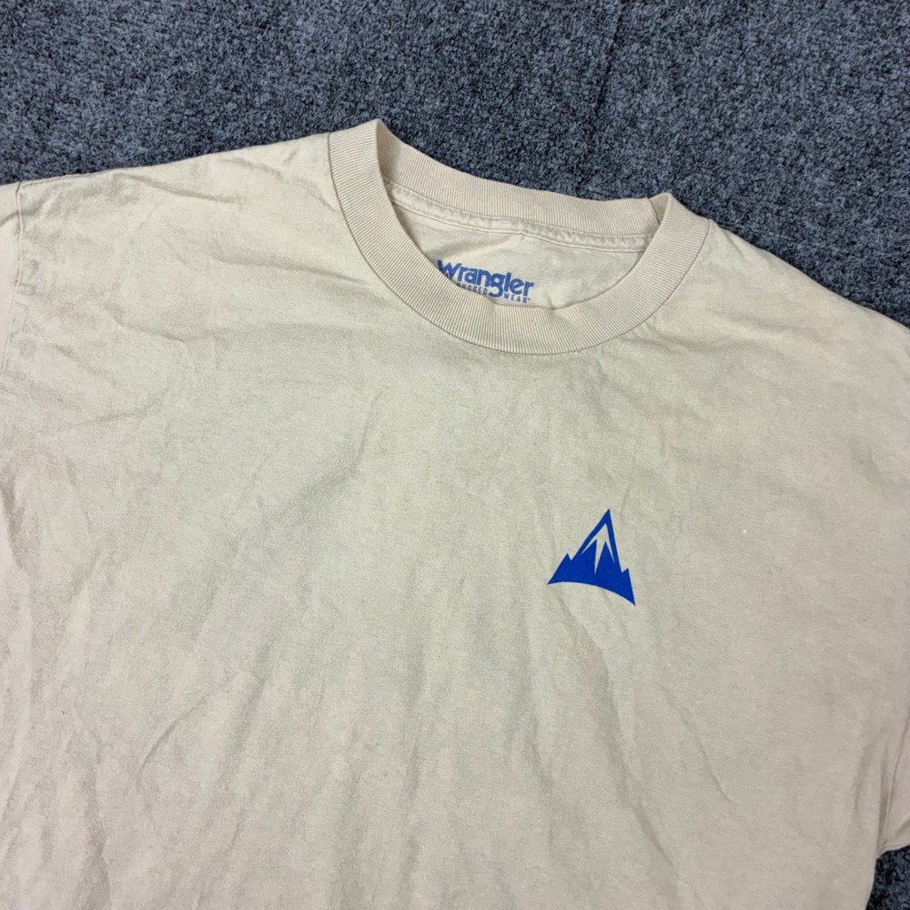 Wrangler Rugged Wear Mens Size Large (Medium) Tan Fishing Graphic Design T-Shirt